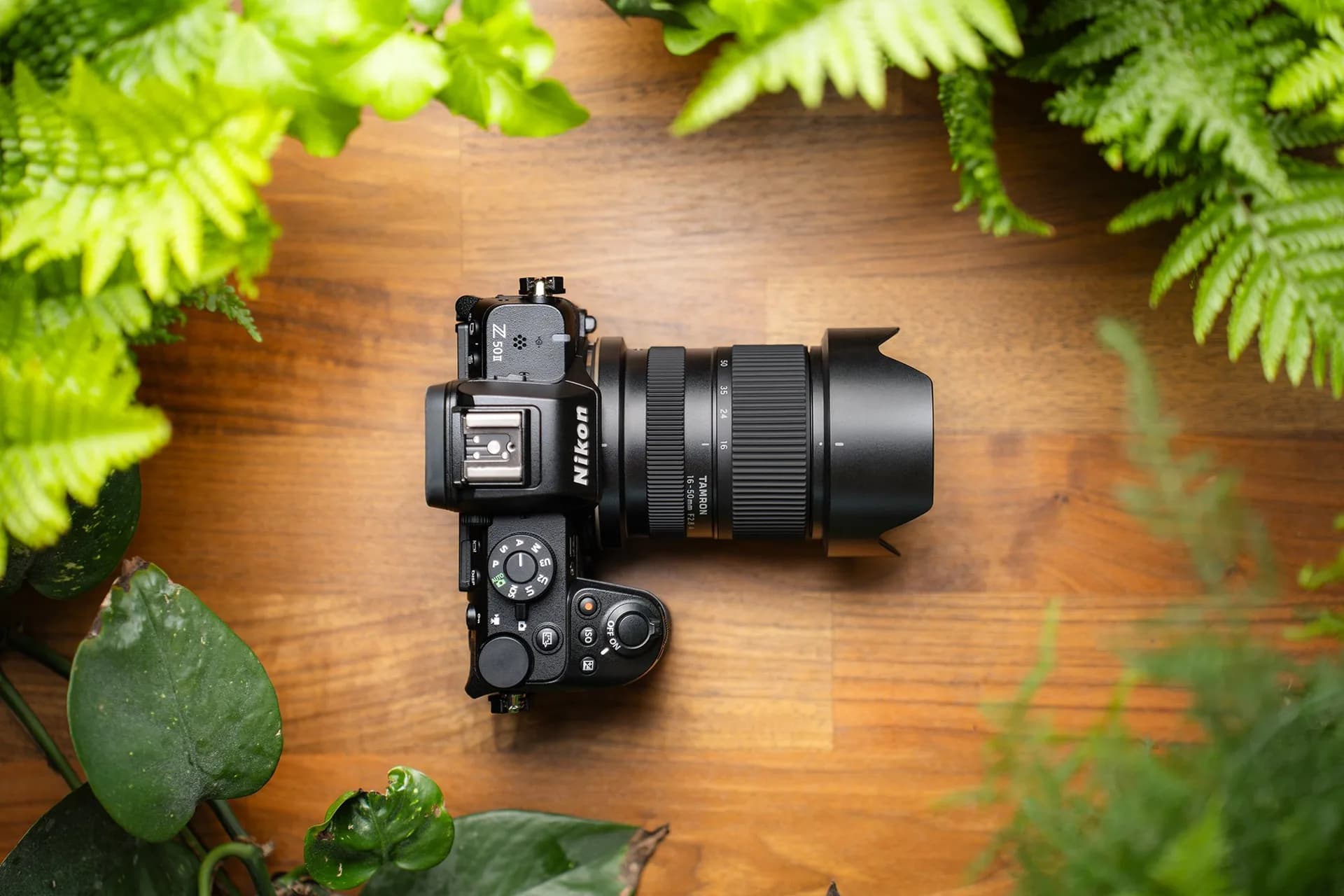 TAMRON 16-50mm F2.8 A (B091) – na Nikon Z fotoaparatu, odozgo, na drvenom stolu