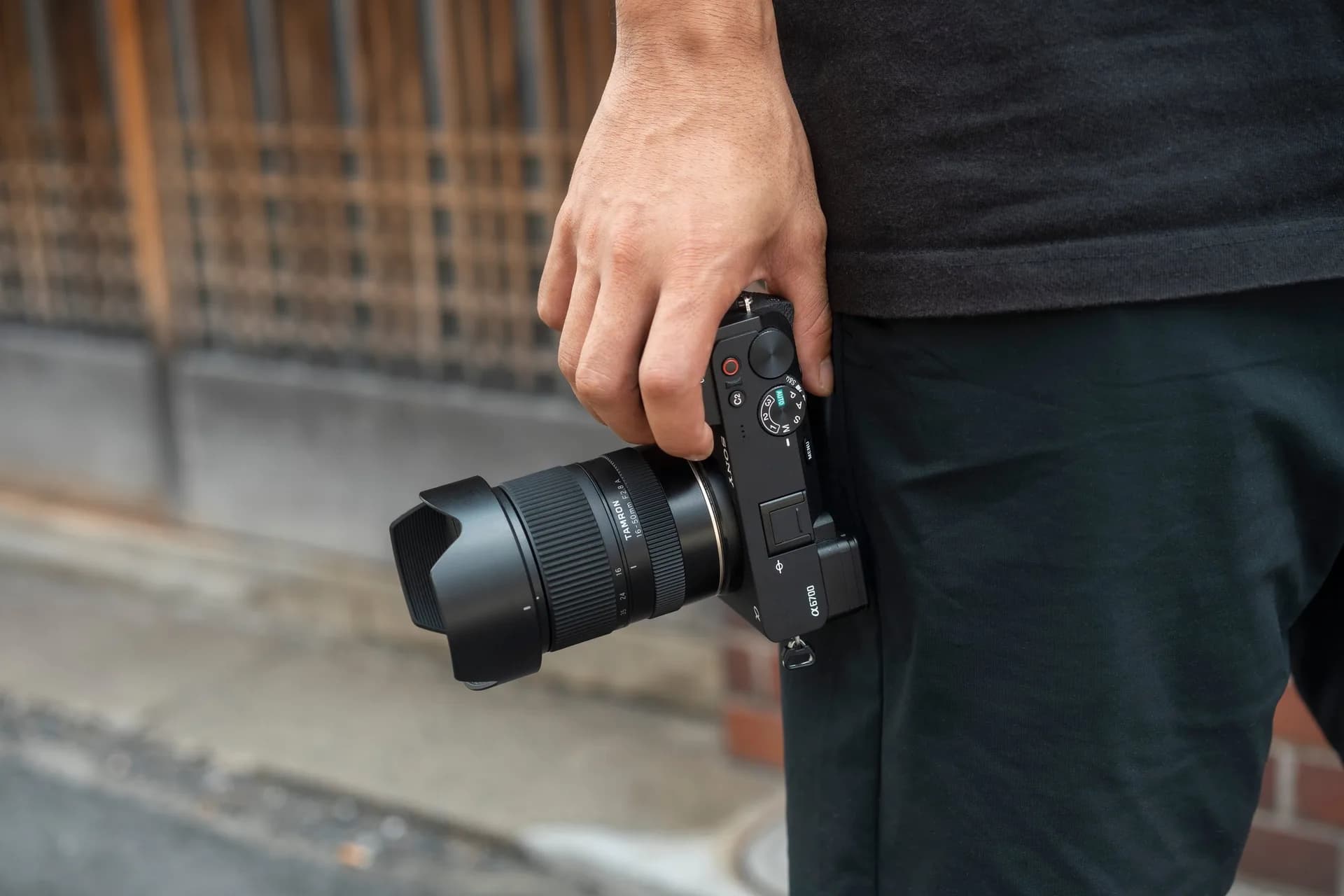 TAMRON 16-50mm F2.8 A (B091) – u ruci, na fotoaparatu sa Sony E bajonetom