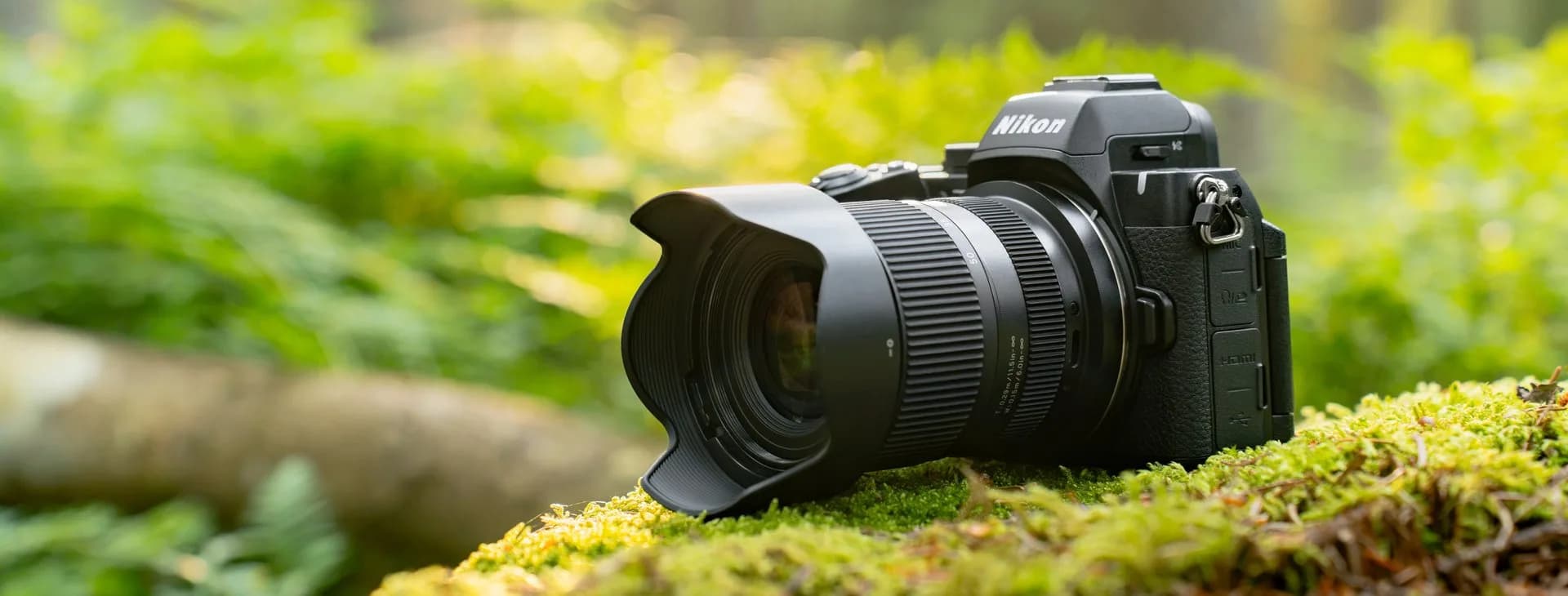 TAMRON 16-50mm F2.8 A (B091) – na Nikon Z fotoaparatu, na mahovini u šumi